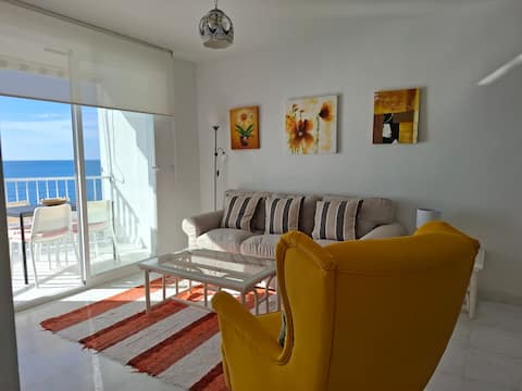 Anuncio de Airbnb popular: Seafront two Bedroom apartment, Seaviews, pool en Almuñécar