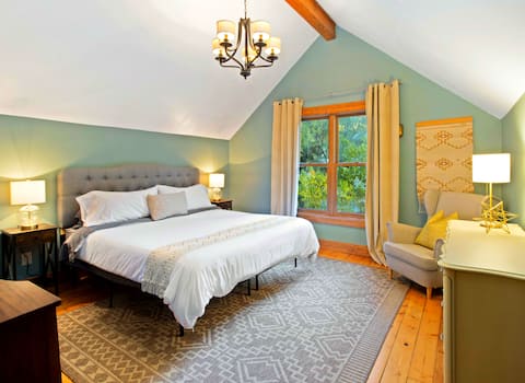 Top Airbnb: Victorian charmer! Walk to hot springs, dining! in Glenwood Springs