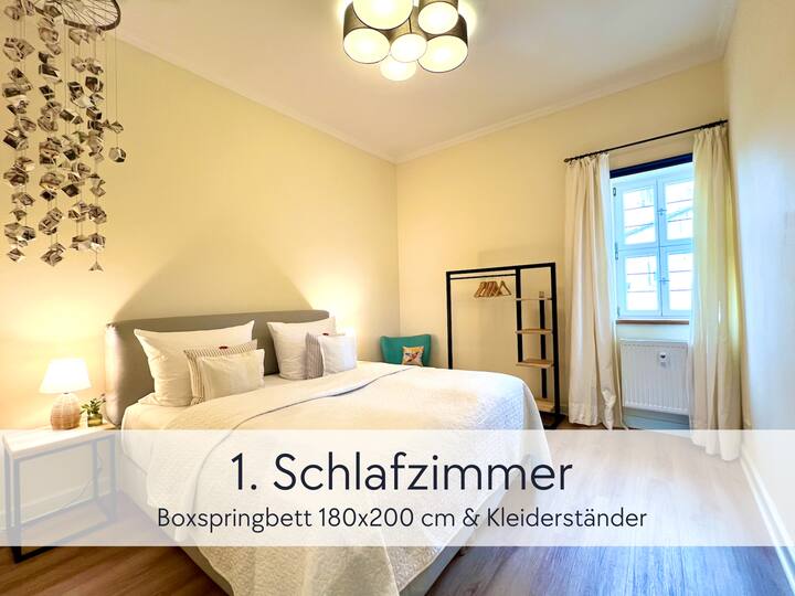 1. Schlafzimmer: Boxspringbett 180x200 cm & Kleiderständer