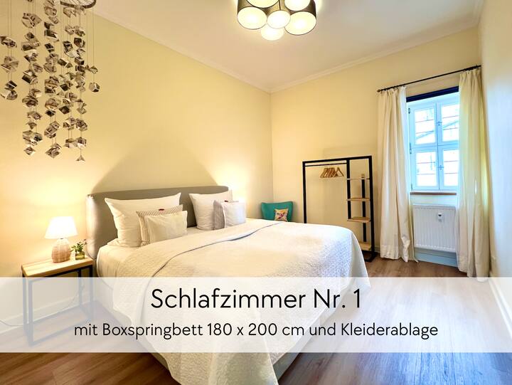 Schlafzimmer 1