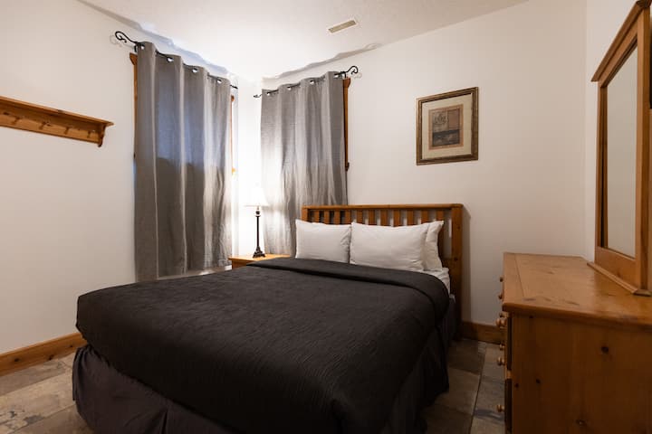 Letto a due piazze con Powder Room | Piano inferiore | Camera da letto 8