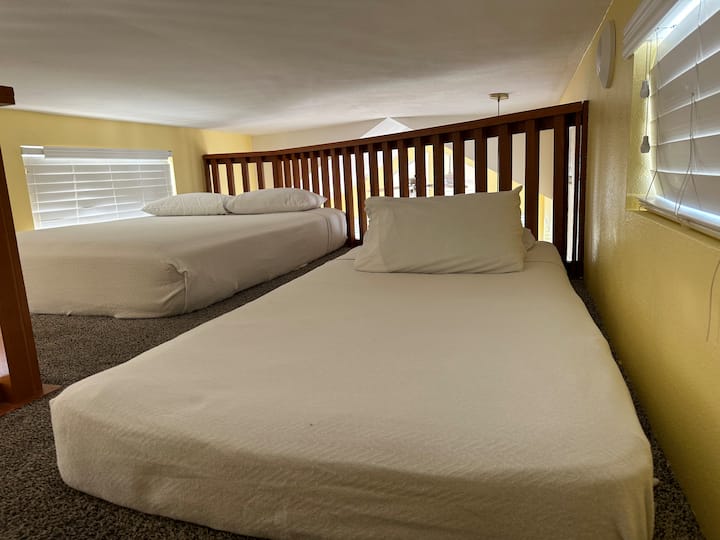 Ова поткровје е простор од четири стапки,  одличен за деца.   Нивните скали водат до овој регион.  