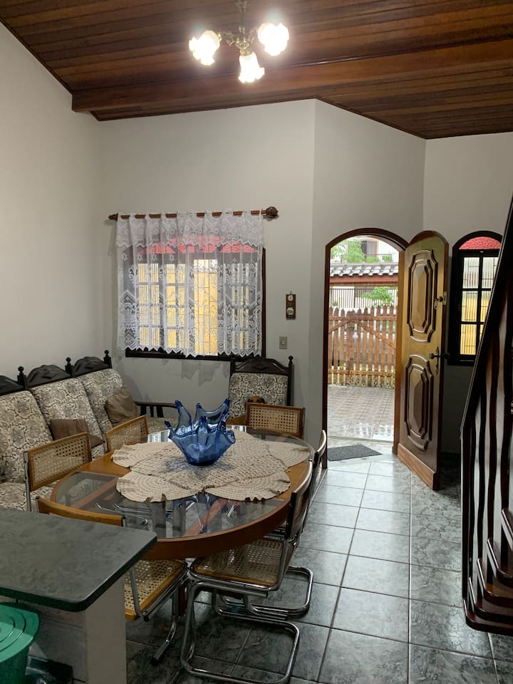 起居室和餐厅。