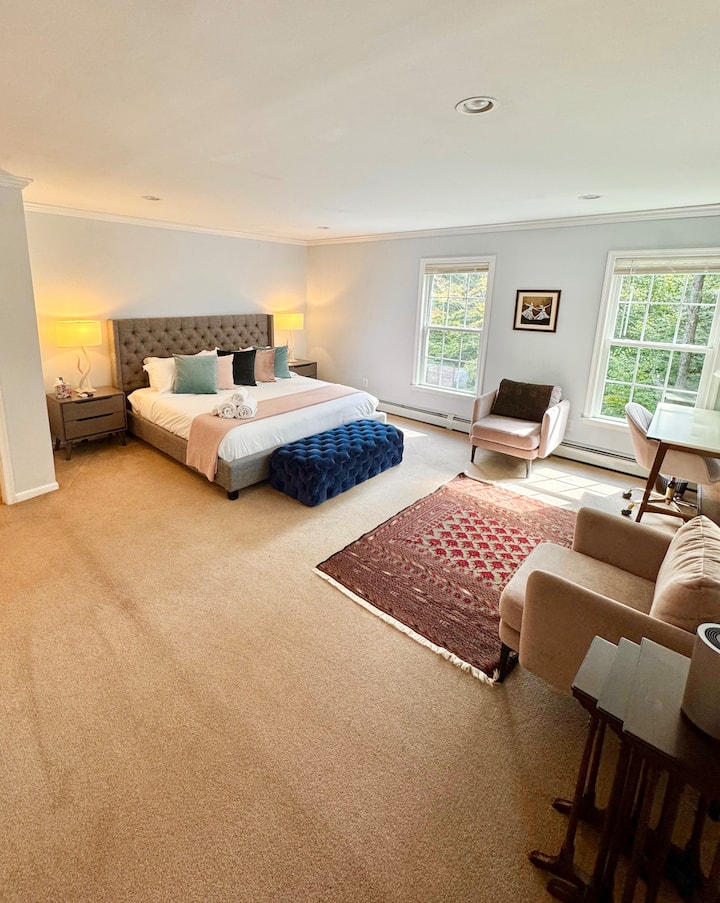 Chumba kikuu cha kulala chenye kitanda cha ukubwa wa kifalme cha California
Mandhari ya bustani/msitu 
Chumba cha kulala kina ufikiaji wa moja kwa moja kwenye bafu kubwa la kujitegemea 