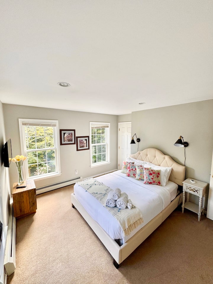 Chumba cha kulala cha malkia chenye mandhari ya bustani na televisheni 