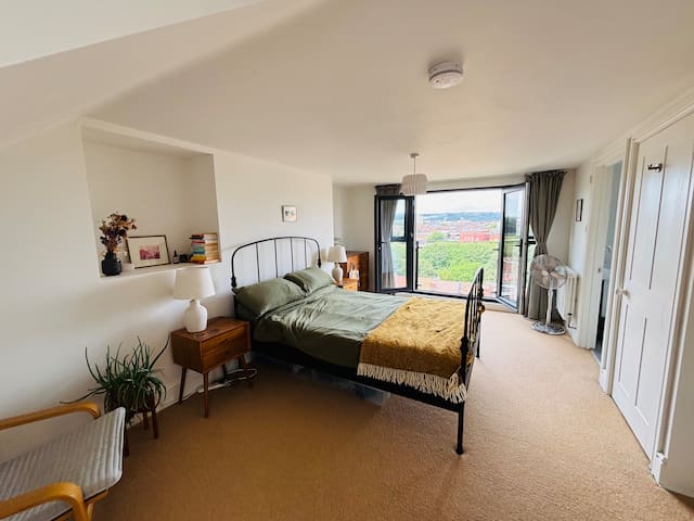 Spacious 5 storey home, amazing views, v central! gallery image 4