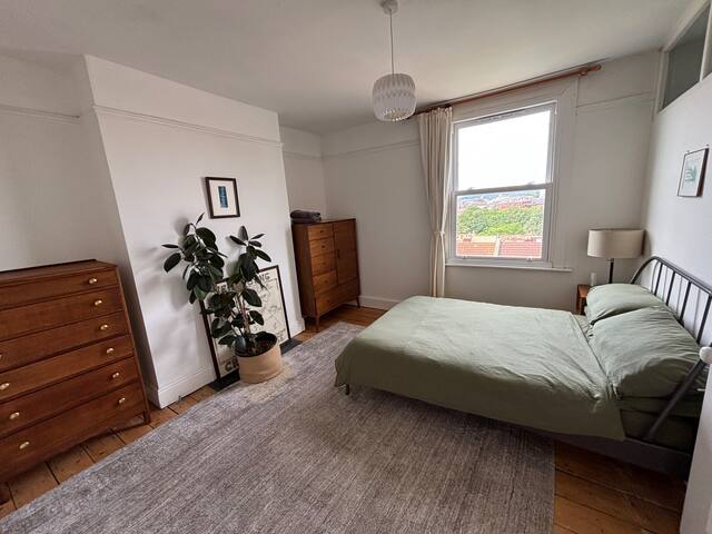 Spacious 5 storey home, amazing views, v central! gallery image 2