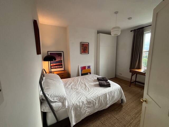 Spacious 5 storey home, amazing views, v central! gallery image 3