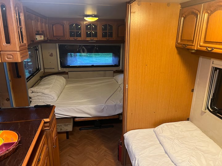 საწოლი ორ პირისთვის ავტოფურგონში (დაკრული)