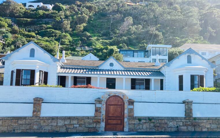 Spacious Oceanfront Historic Carisbrooke House