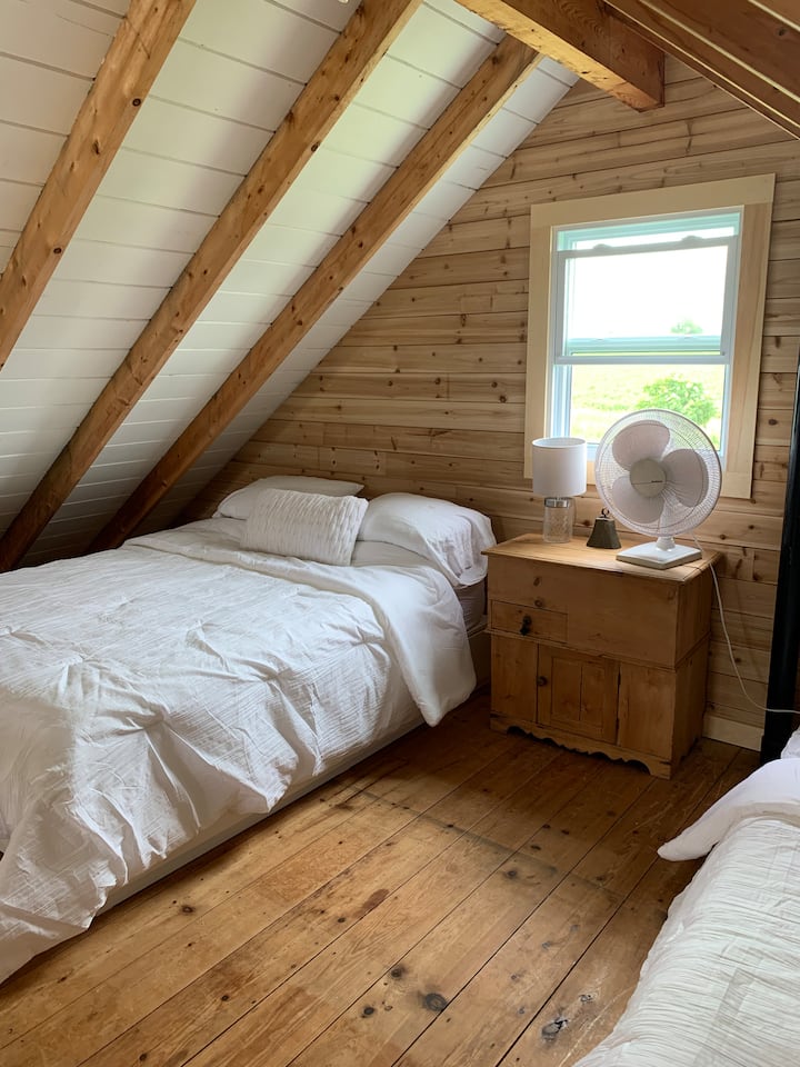 לופט פתוח עם 2 מיטות קווין סייז. המזרנים והמצעים חדשים לגמרי.