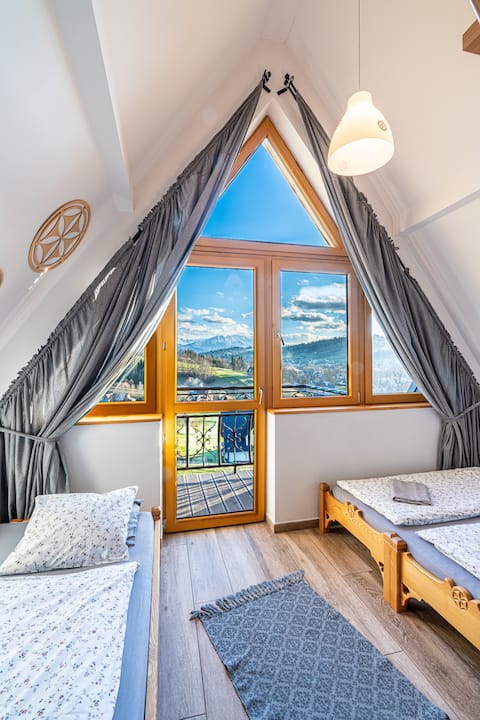 Highlander's Comfort Stop House with sauna and hot tub