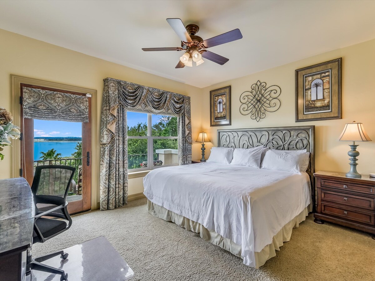 Chumba cha kulala cha ghorofa kwenye ghorofa ya juu chenye dawati, televisheni ya skrini bapa, roshani inayoelekea Ziwa Travis, miunganisho ya umeme/usb pande zote mbili za kitanda na bafu la ndani (kumbuka kwamba kitambaa cha kitanda kinaweza kuwa na rangi tofauti)