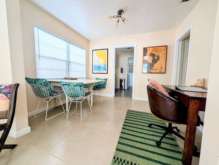 Cozy Getaway Home Two Blocks From The Hospital - Tampa, FL
