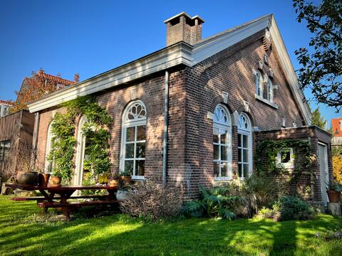 Secluded Smithy, Peaceful Retreat near City Center