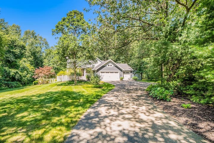 Woodland Dog-friendly Retreat By Golf Course - Saugatuck, MI