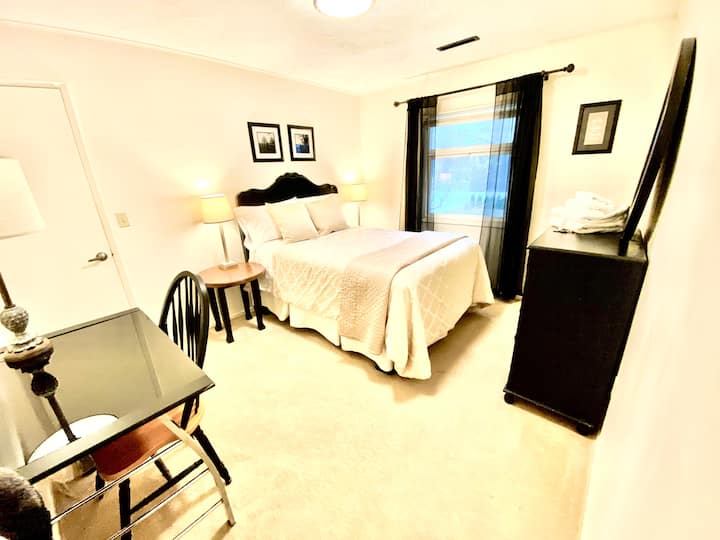 ב - Rm 5 יש מיטה מלאה/זוגית, שידה, מראה, שידות לילה, מנורות, שולחן, כיסא, חלון אחד, חדר ארונות מואר.