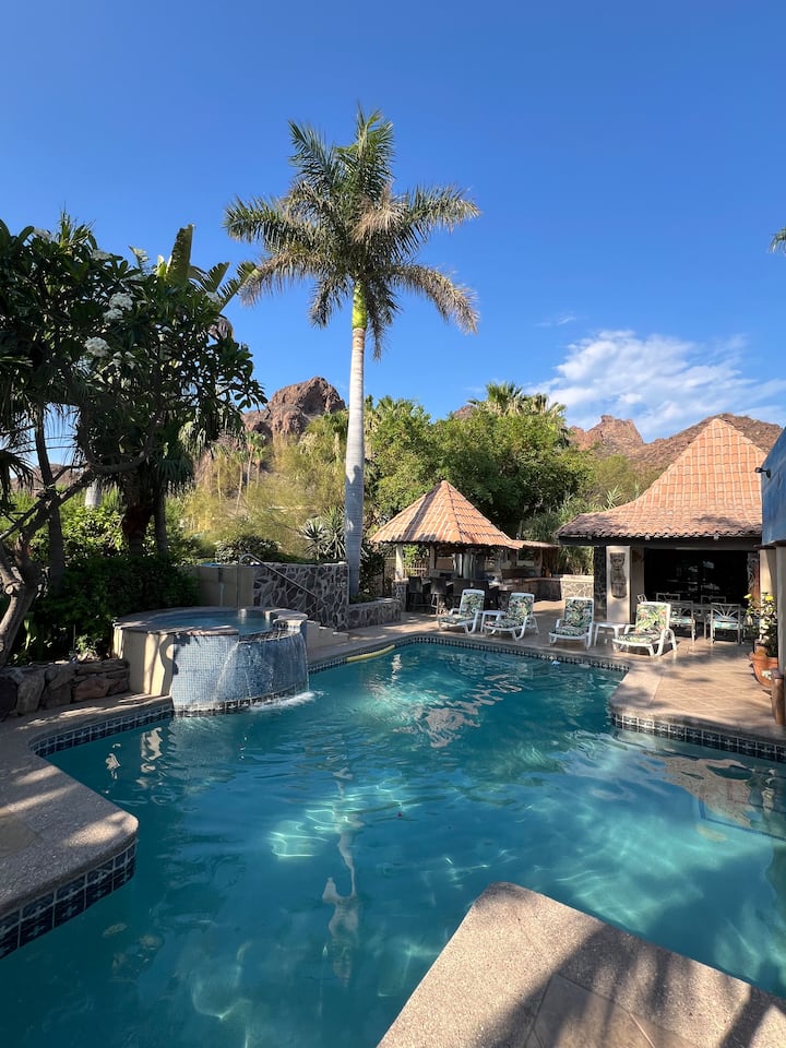 Spacious Oceanfront Property, 4 bedrooms / 4 Baños