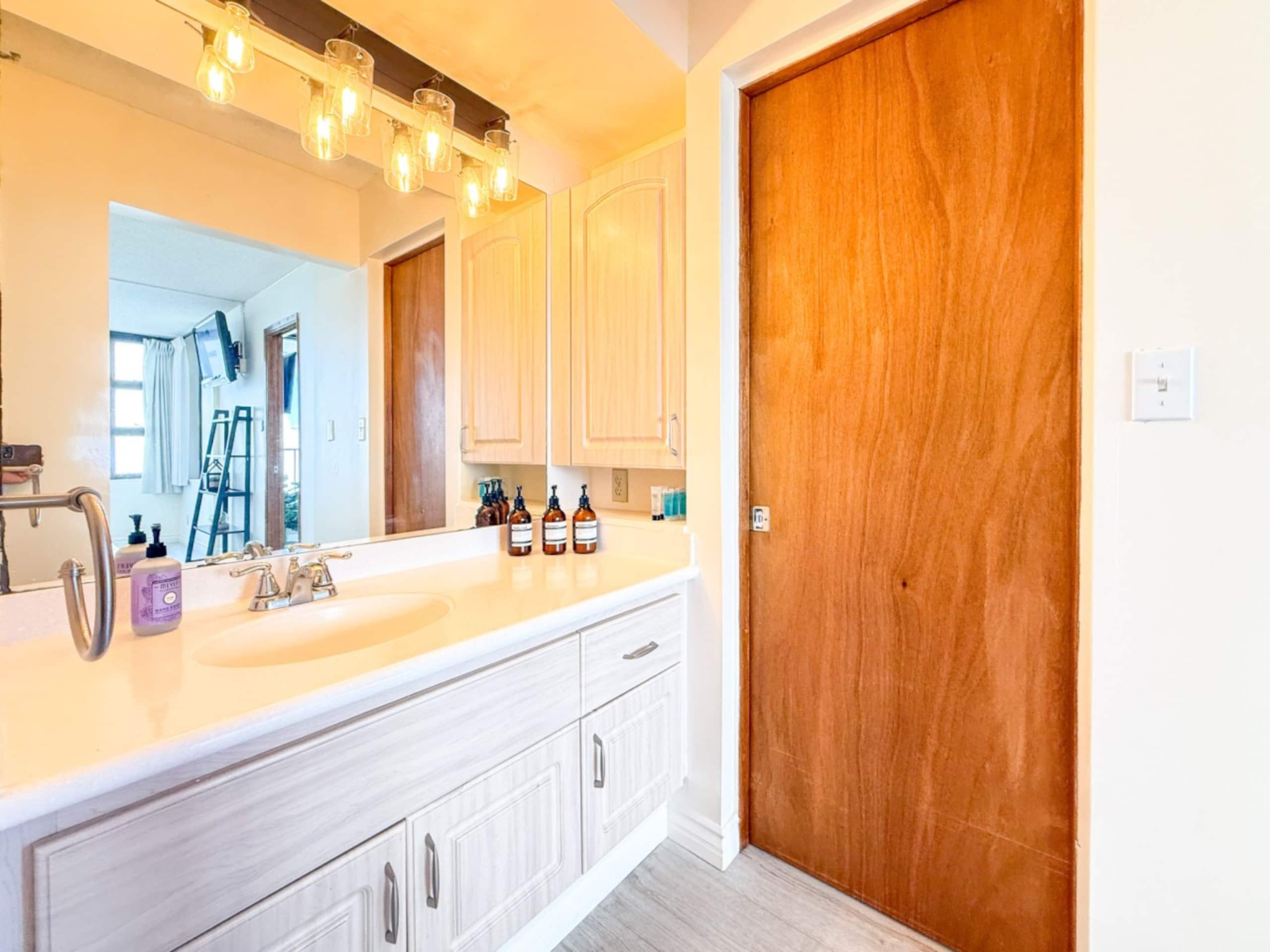 Condo in Honolulu · ★4.79 · 1 bedroom · 4 beds · 1 private bath - Image 11