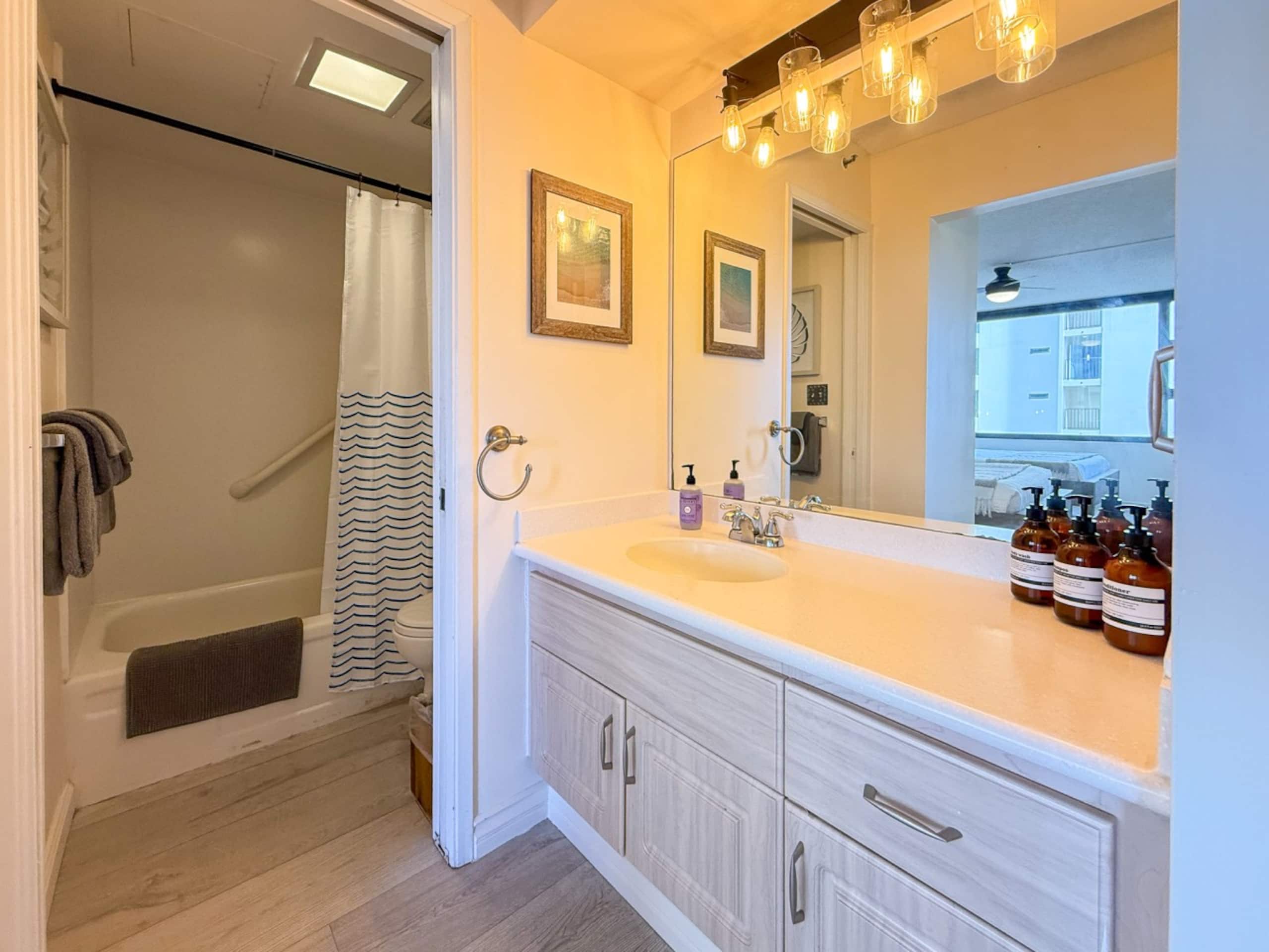 Condo in Honolulu · ★4.79 · 1 bedroom · 4 beds · 1 private bath - Image 10