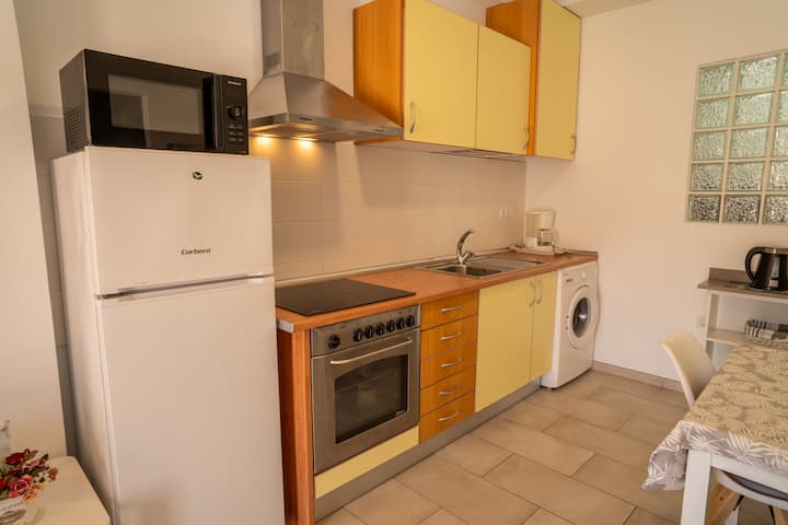 Cocina-comedor con nevera, horno y lavadora: todo lo necesario para tu estancia.