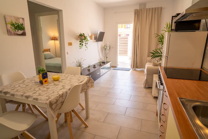 Zona de estar y comedor conectados, con acceso al dormitorio: distribución práctica y luminosa.