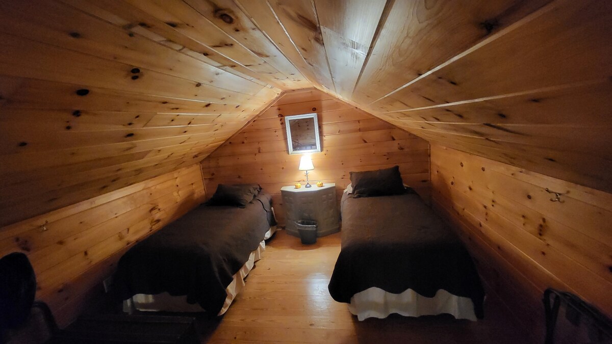 Potkrovlje s dva odvojena kreveta , ventilatorom i komodom