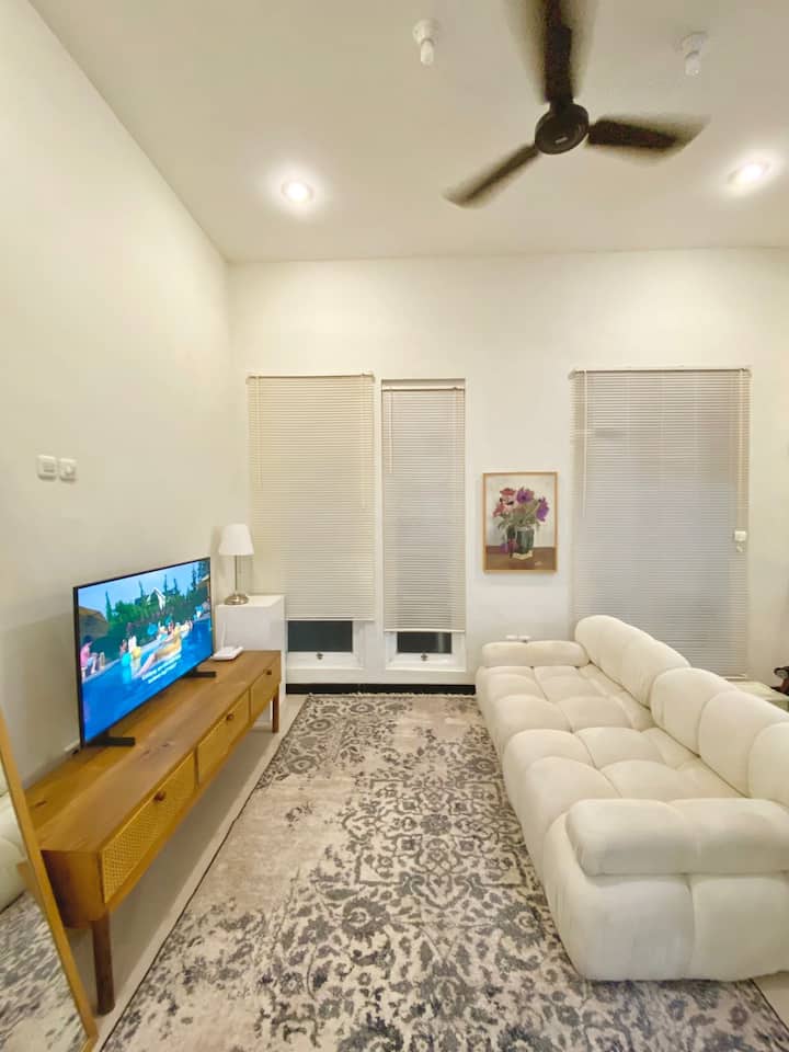 Villa Tropis Estetik Malang, Private Pool Indoor - Malang