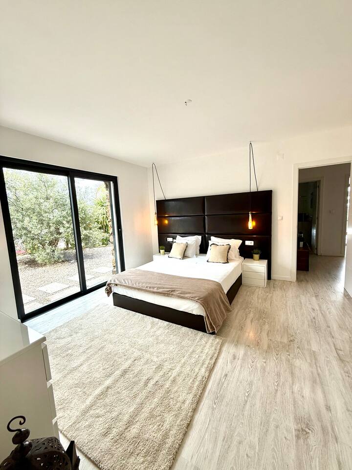 漂亮的卧室，可欣赏花园和橄榄树的宁静美景。 在这个宁静舒适的空间中，在大自然的美丽和柔和的光线中醒来——非常适合休息、反思和放松。