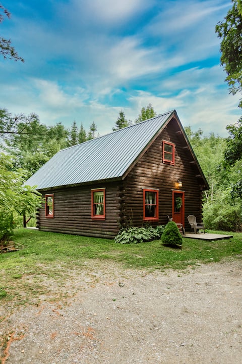 Cozy Log Cabin Near Bangor