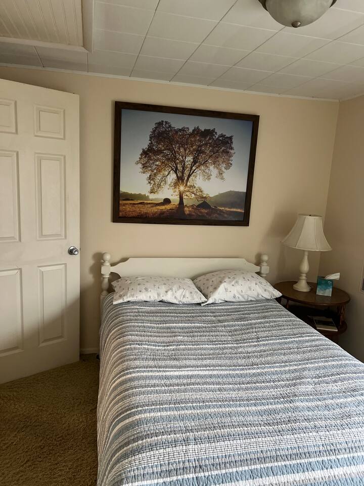 Bračni krevet u stanu na drugom katu.   Dodatni bračni krevet nalazi se u glavnom dijelu stana na katu.