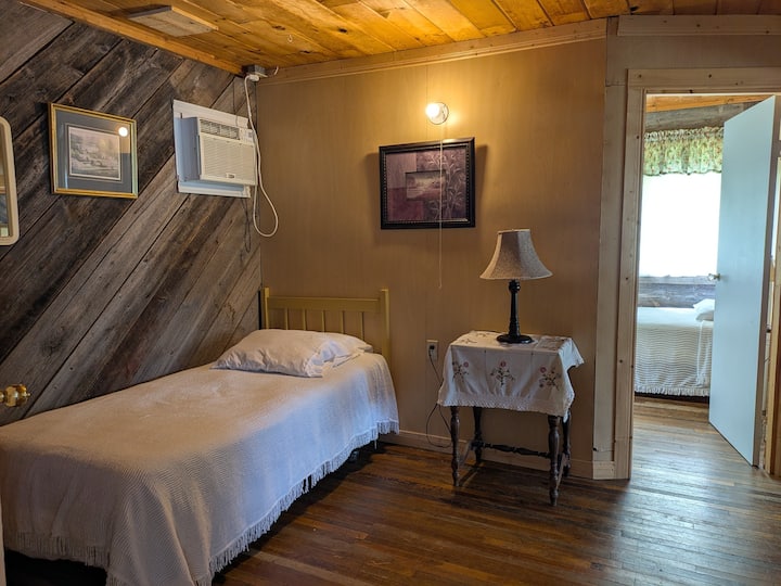 El dormitorio n.º 4 tiene una cama individual y se encuentra en un rincón abierto por el que se accede a los otros tres dormitorios. Hay una puerta que separa este dormitorio de la zona de estar.