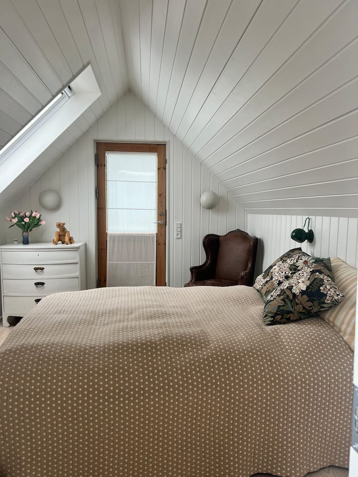 Soveværelse i annekset, seng 160x200