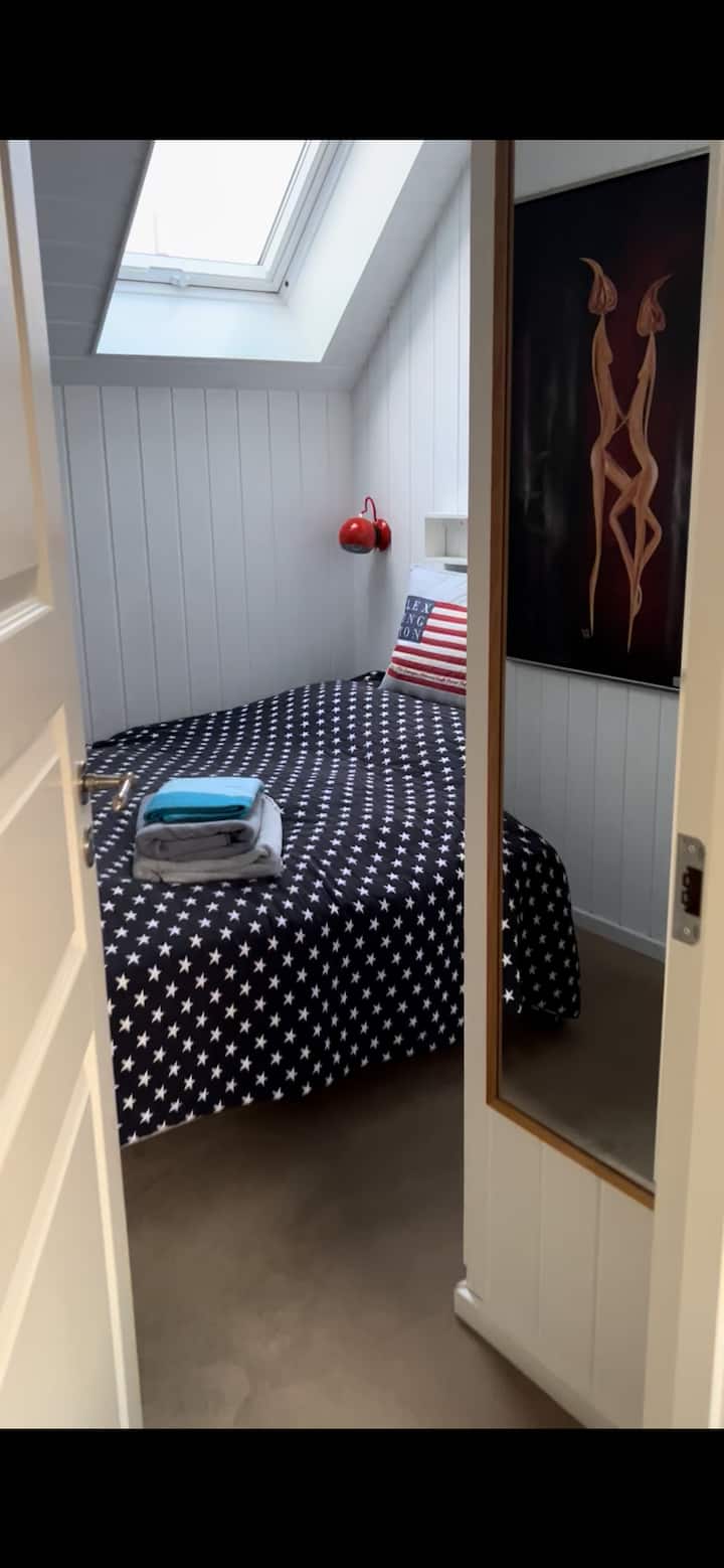 Binnenkort een nieuwe foto. 
Bed 140x200
Ingebouwde kasten.