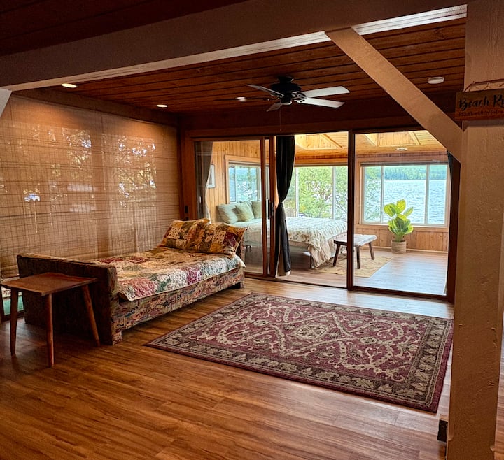 Sofá cama en la sala de estar. 