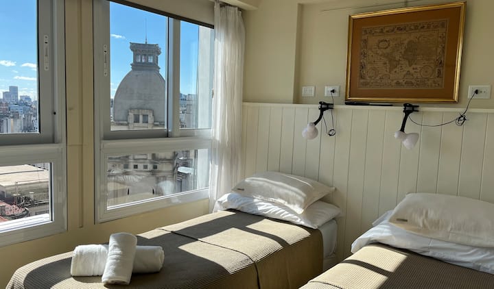 En ambos dormitorios puedes elegir una cama matrimonial o dos camas singles