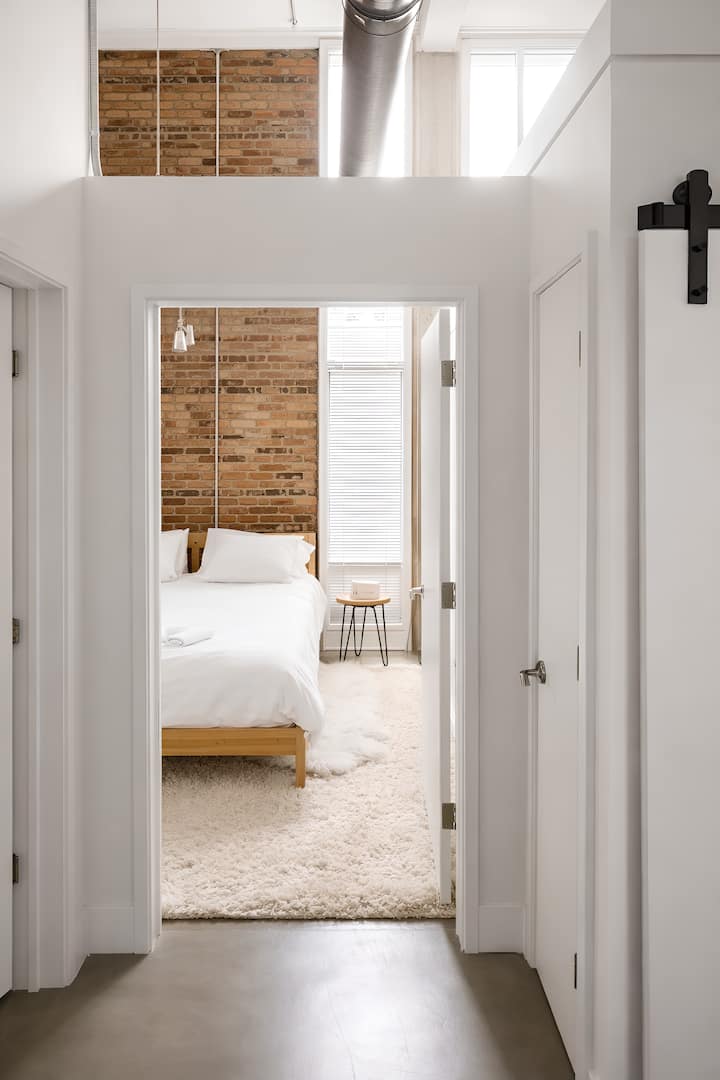 Entry into bathroom and bedroom with 18 ft ceiling