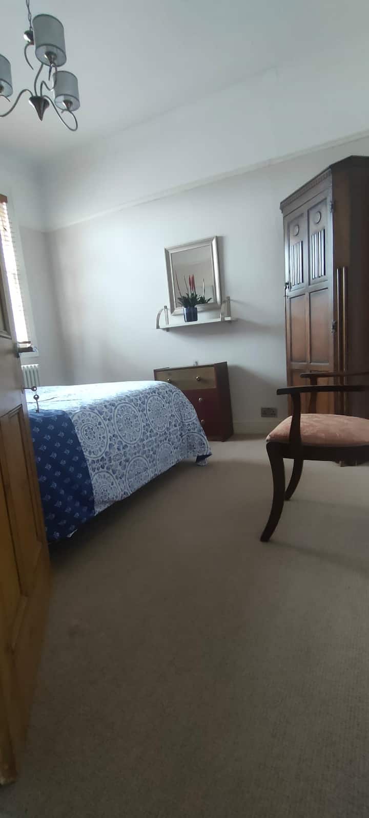 غرفة نوم مزدوجة هادئة ومريحة مع نافذة شاش أصلية مليئة بالضوء الطبيعي