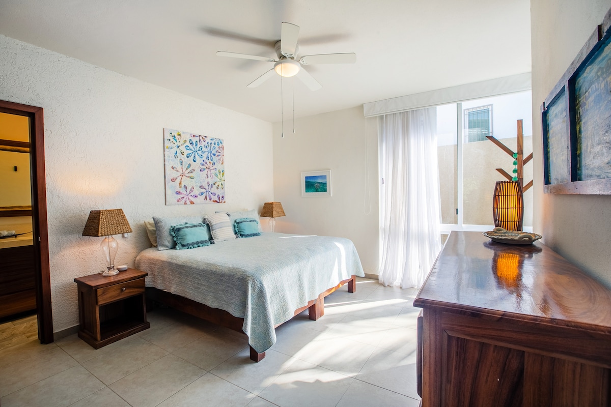 Primárna spálňa s 2 umývadlami a vlastnou kúpeľňou