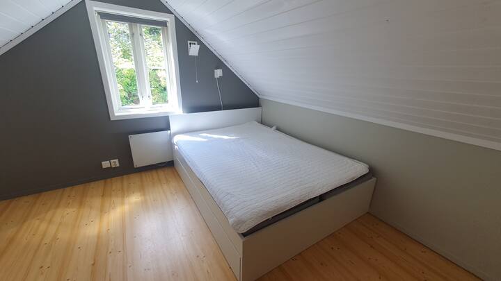 Un montón de espacio para una cama/colchón adicional o una cama de viaje para los más pequeños