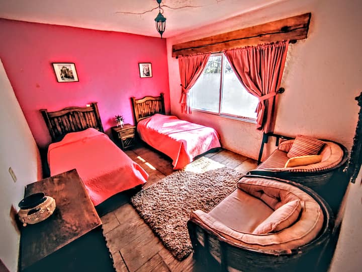 เตียงเดี่ยว 2 เตียง เก้าอี้นวม 2 ตัว