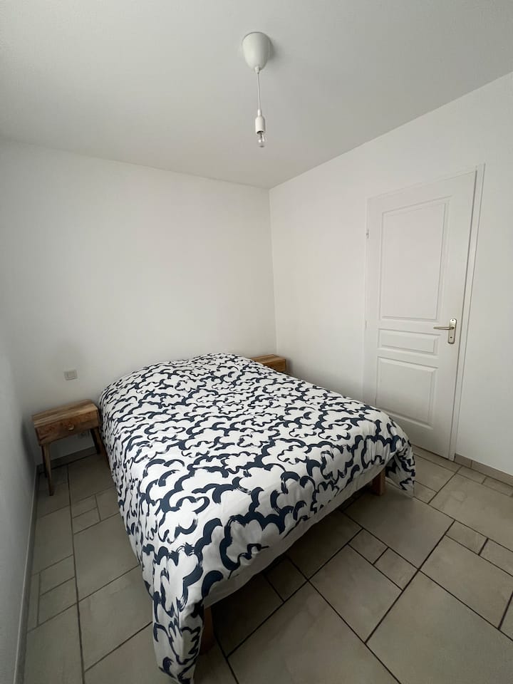 Habitación en la planta baja
1 cama de 140 x 200 
Un armario con perchas
Tamaño de la habitación: 9 m²