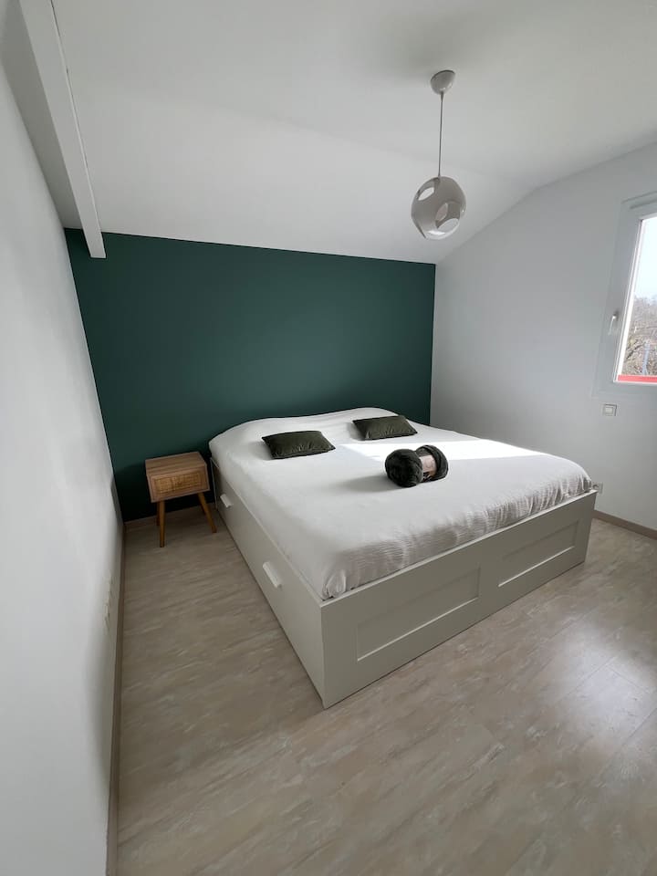 Habitación en el primer piso
1 cama KING SIZE de 180 x 200
Un vestidor grande con perchas
Tamaño de la habitación: 13 m²