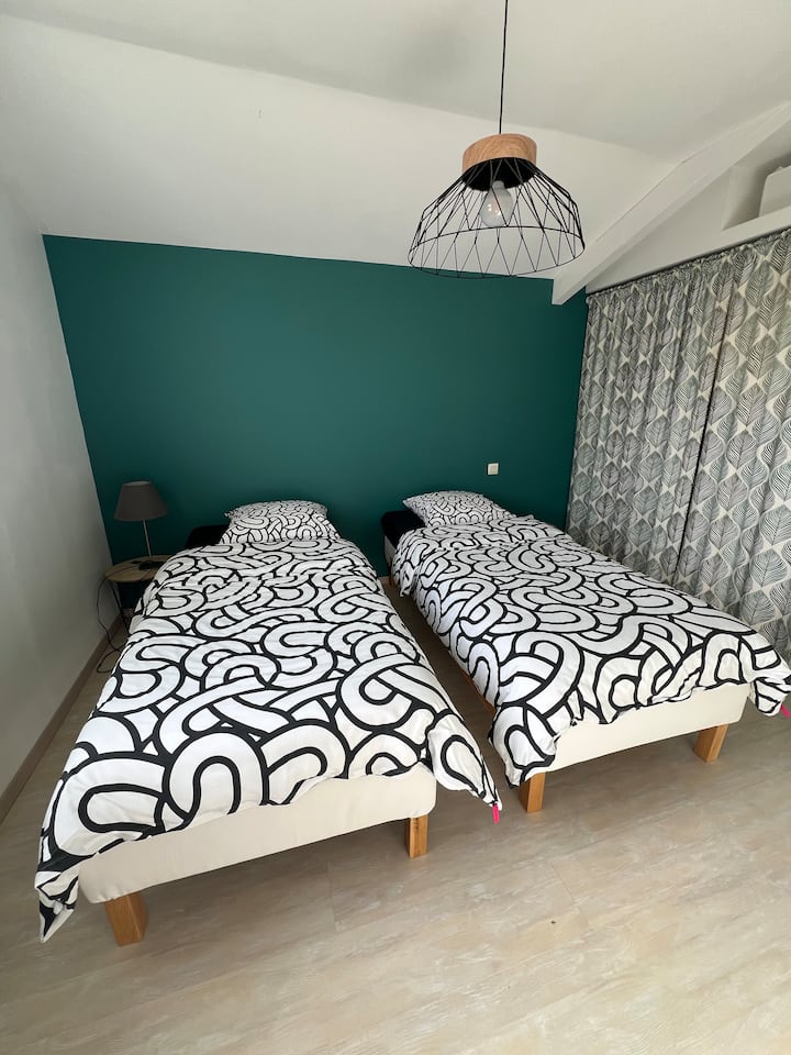 Habitación en el primer piso
2 camas individuales con la posibilidad de formar una cama doble (juntando las camas)
Un vestidor grande con perchas
Tamaño de la habitación: 13 m²