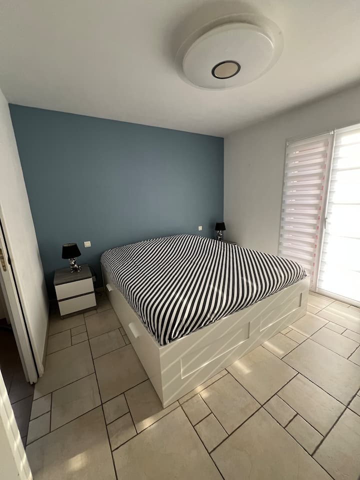 Habitación principal en la planta baja con baño
Cama 180X200
Tamaño de la habitación: 12 m²