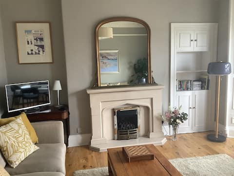 Successful Airbnb property: Luxurious well located town house with parking . in Liberton & Gilmerton