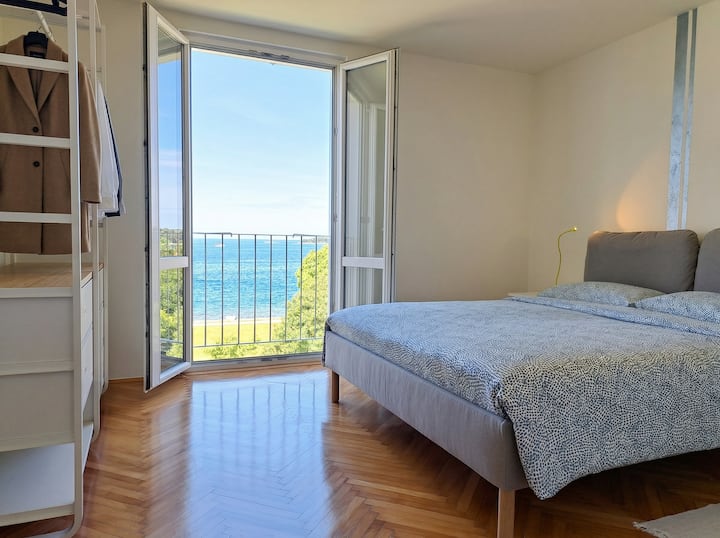 Despiértate con impresionantes vistas al Adriático desde el dormitorio principal. Las grandes puertas del balcón llenan la habitación con luz natural y se abren a un hermoso panorama marino.