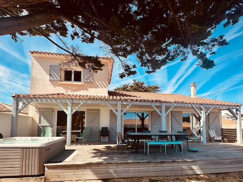 Villa Pinata 15 people Heated spa Beach within walking distance