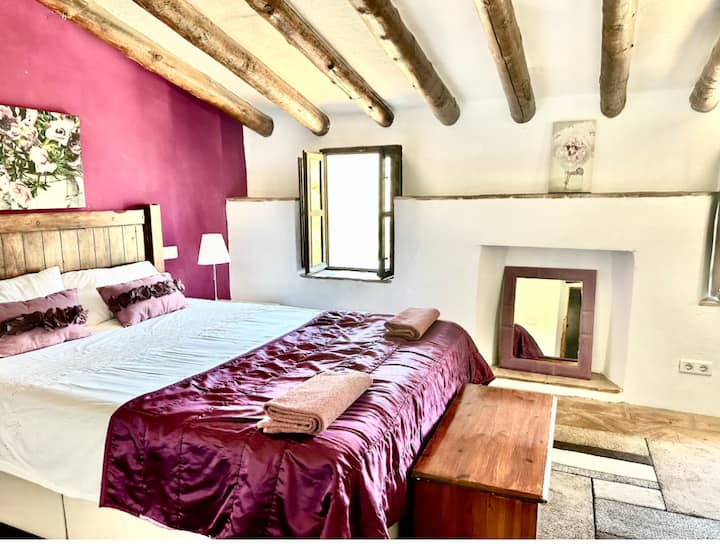 宽敞的加大双人床卧室，有很多橱柜和衣柜空间 