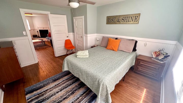 ห้องนอนควีนไซส์พร้อมตู้เสื้อผ้าตู้เสื้อผ้าและแสงแดดยามบ่ายที่น่าตื่นตาตื่นใจ ☀️ 